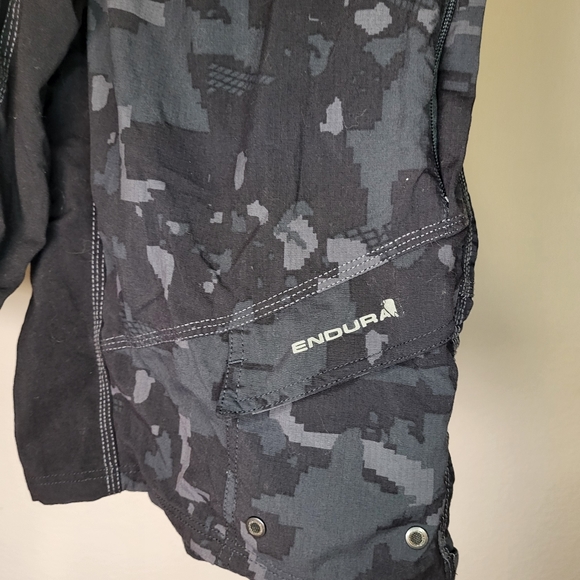 Endura Humvee Biking Cargo Shorts size XLarge in Black Camo w Belt - Picture 9 of 15
